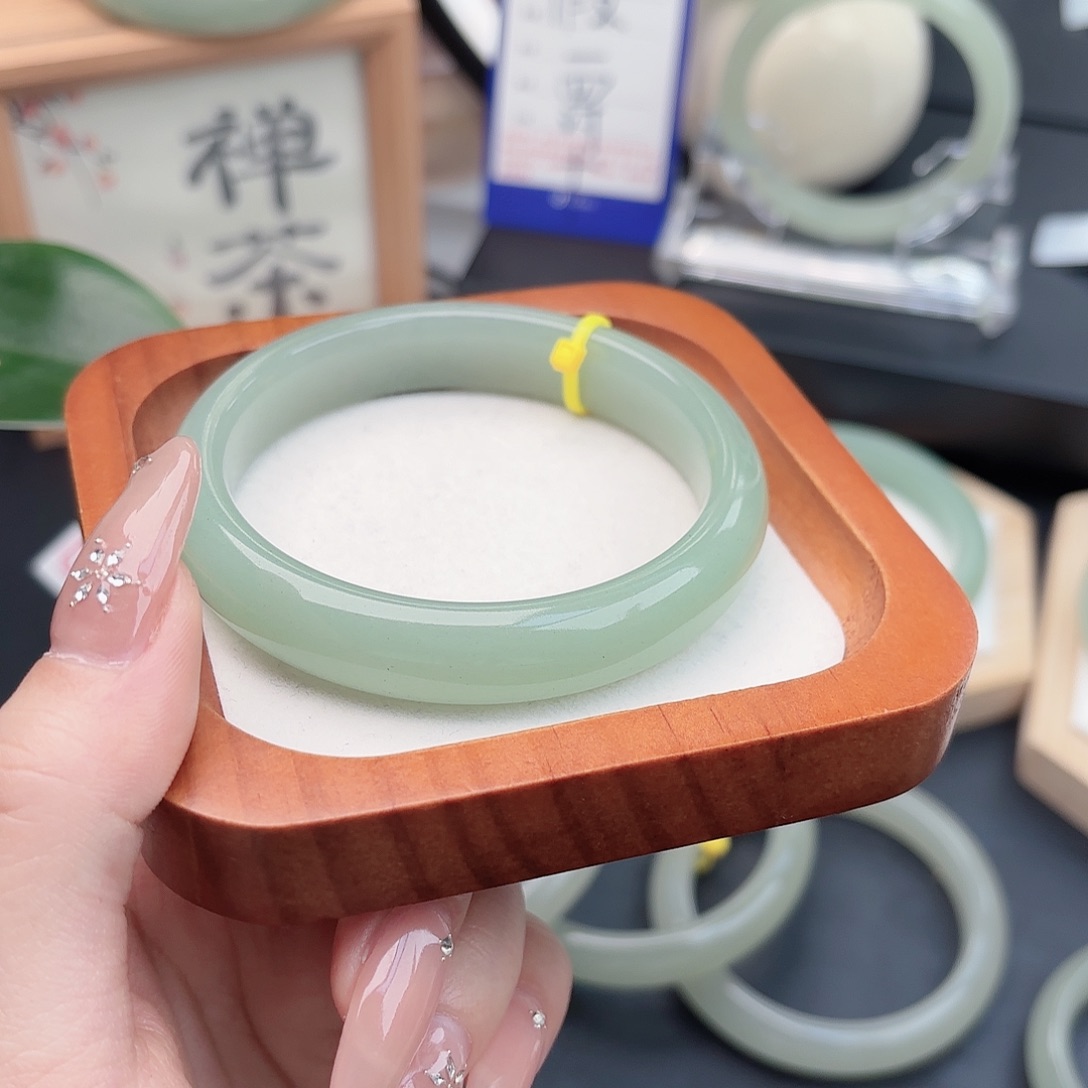 石英质玉未镶嵌手镯