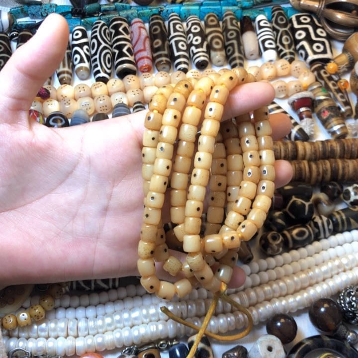 泥塑小*子东西 拿。   