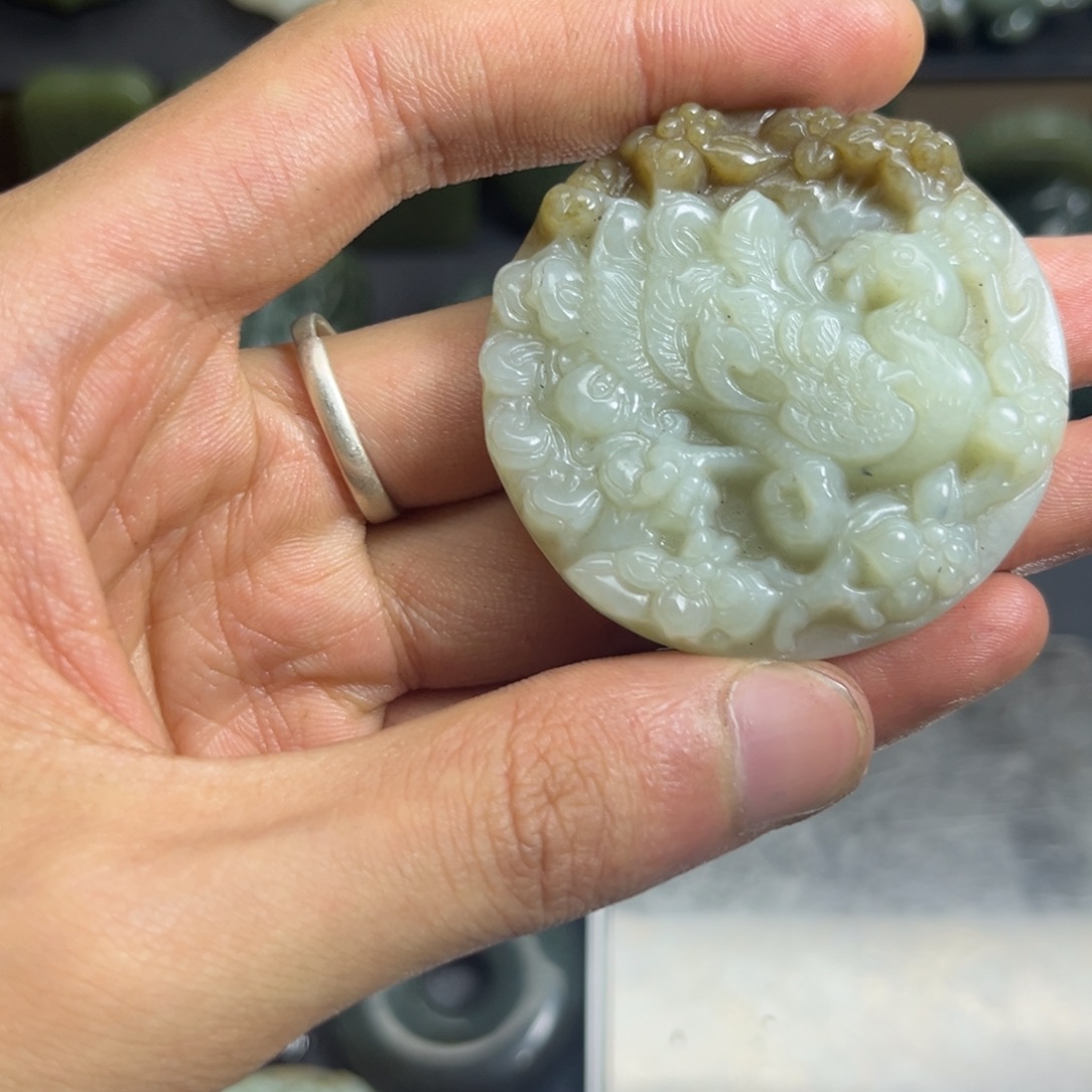 花***州和田玉未镶嵌颈饰