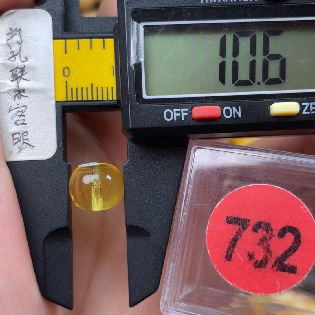 蜜蜡未镶嵌珠宝奇石