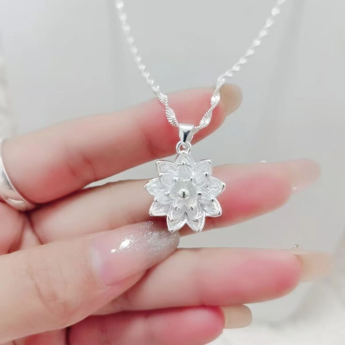 万足银 时尚经典精美莲花吊坠货号068