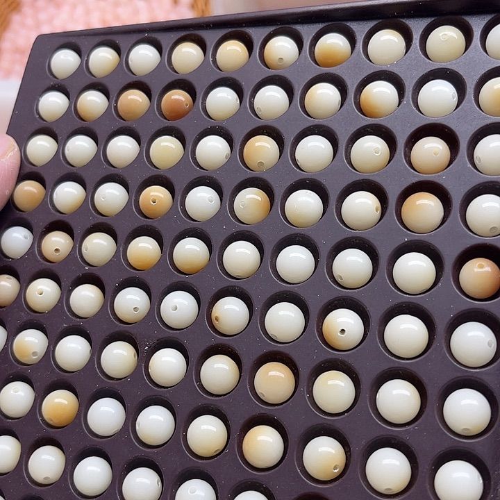 白玉菩提吊坠瑕疵9炭烤圆珠110颗