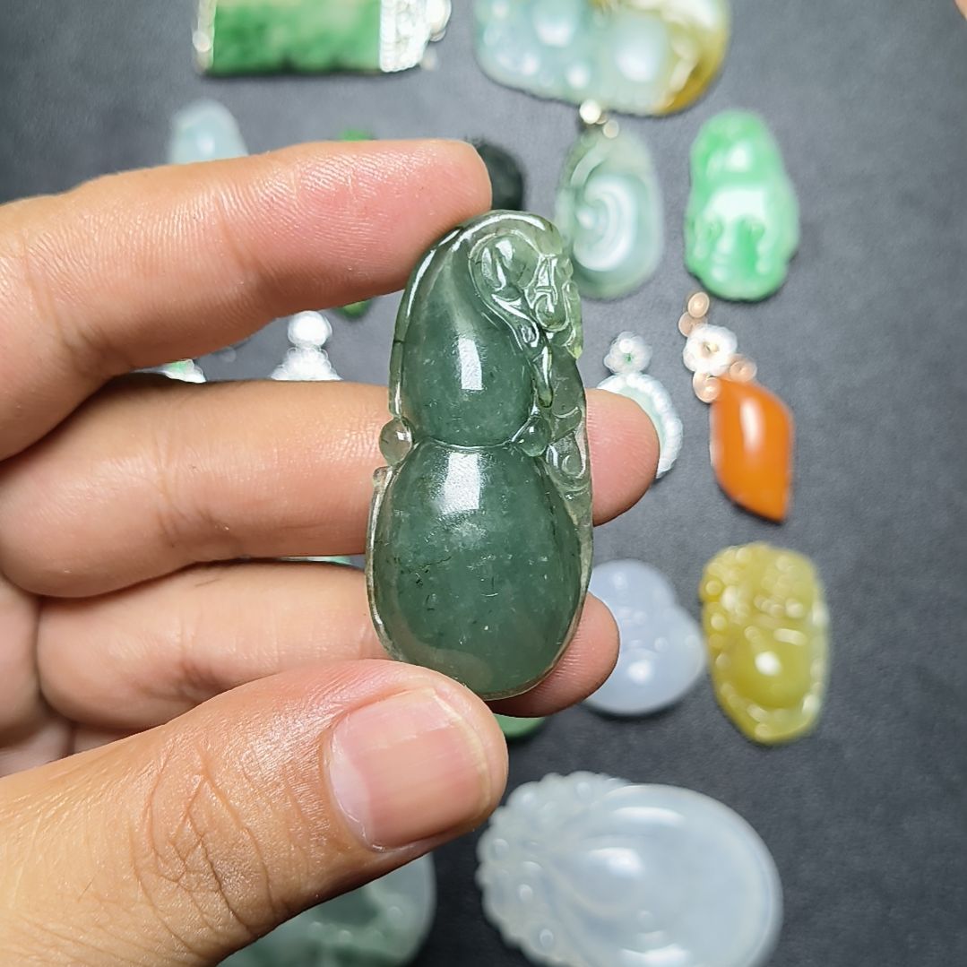 翡翠未镶嵌颈饰葫芦