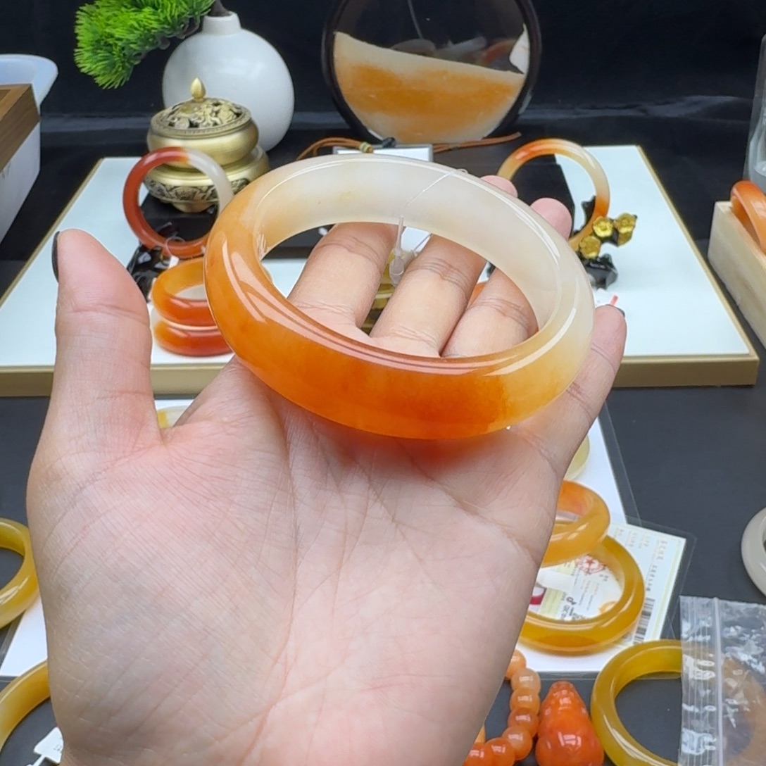 未镶嵌石英质玉（黄龙玉）手镯