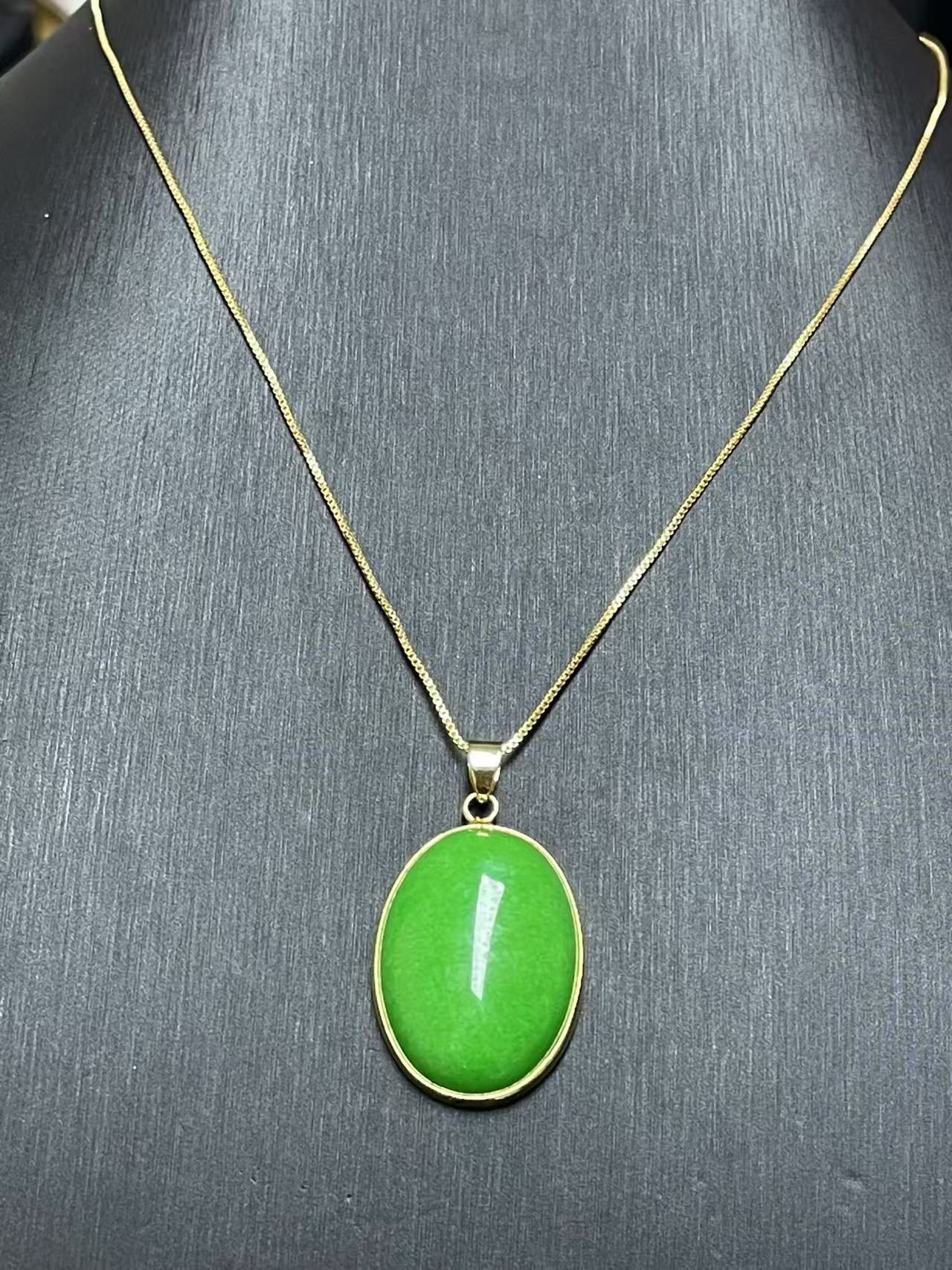 翠绿色吊坠气质时尚