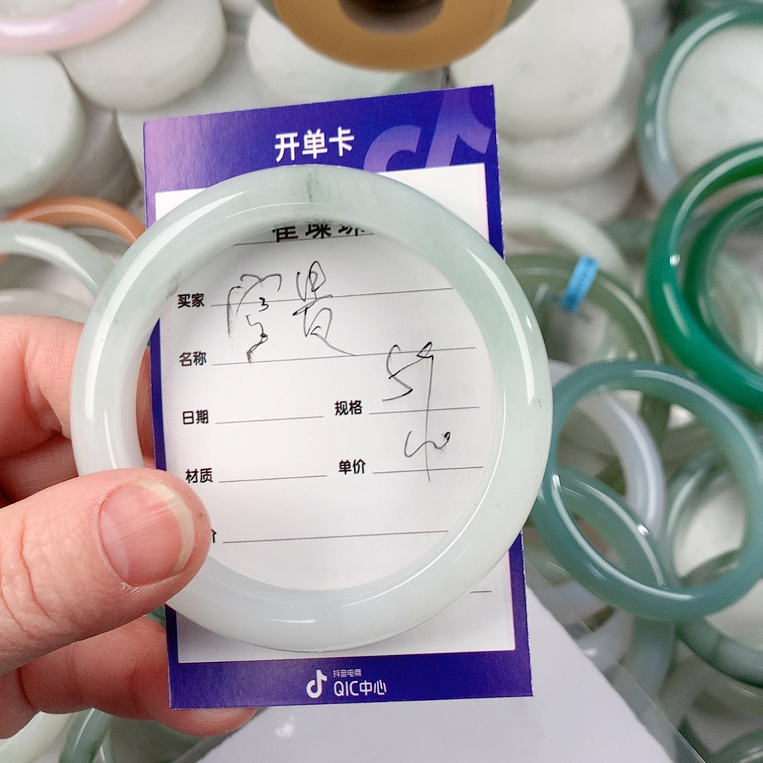 石英质玉手镯未镶嵌富***?