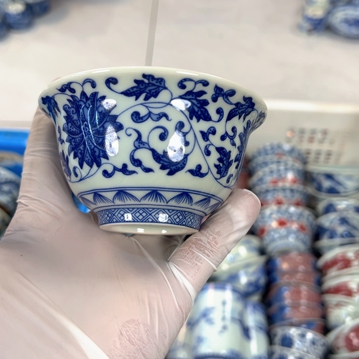 瓷片白青花缠枝莲压手杯字母线