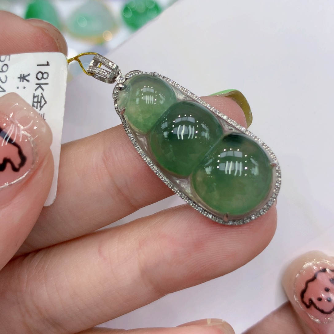 翡翠18K金镶嵌颈饰豆子