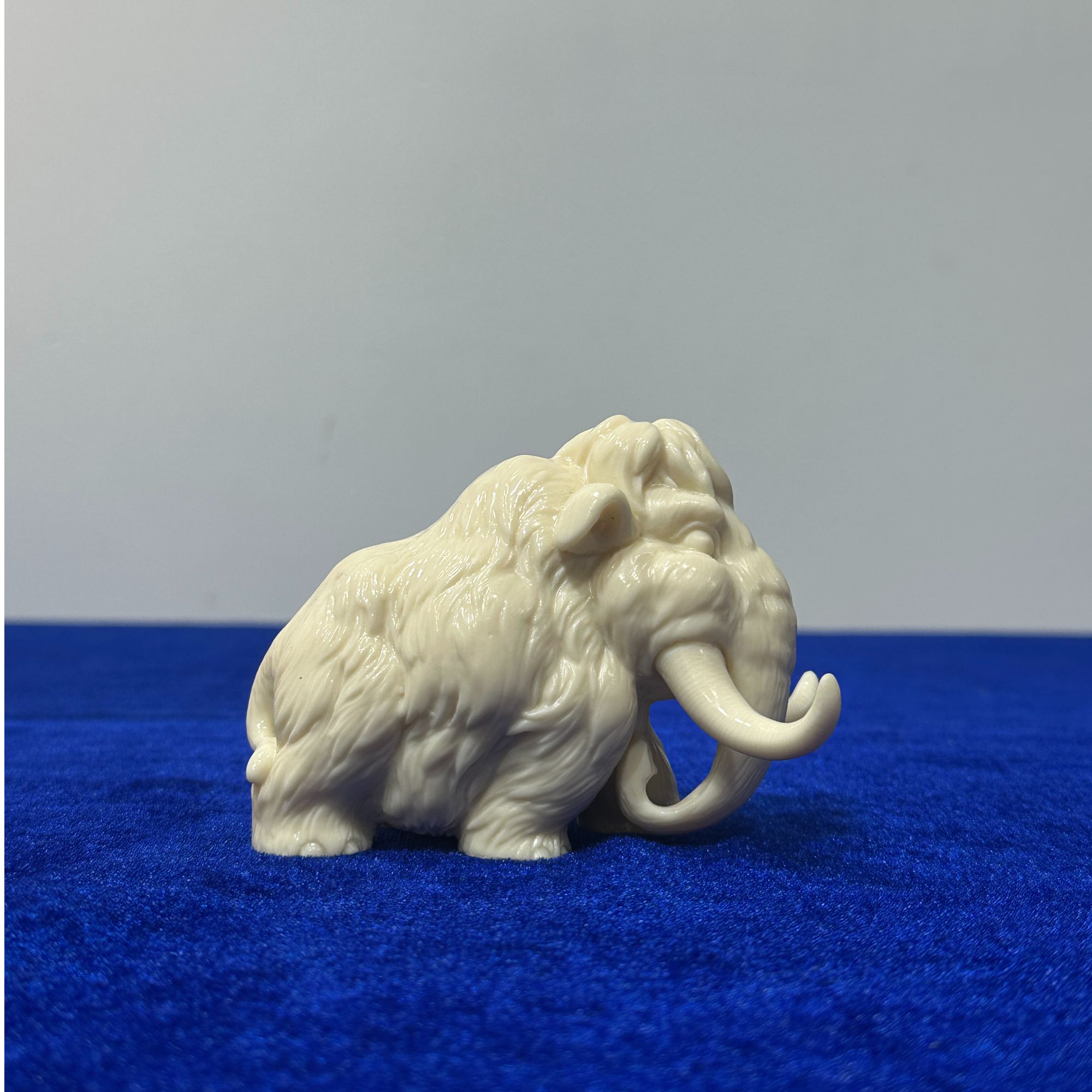 君君姐姐小猛犸象猛犸桌面雕刻摆件