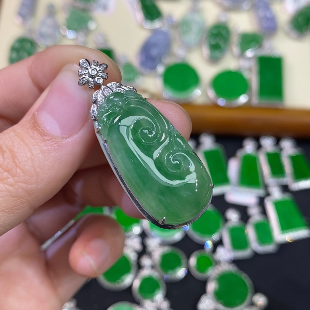 翡翠吊坠(不含链)18K金镶嵌