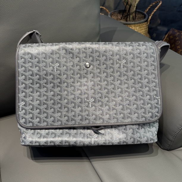 99新 Gaoy/戈雅 灰色大单肩斜挎包