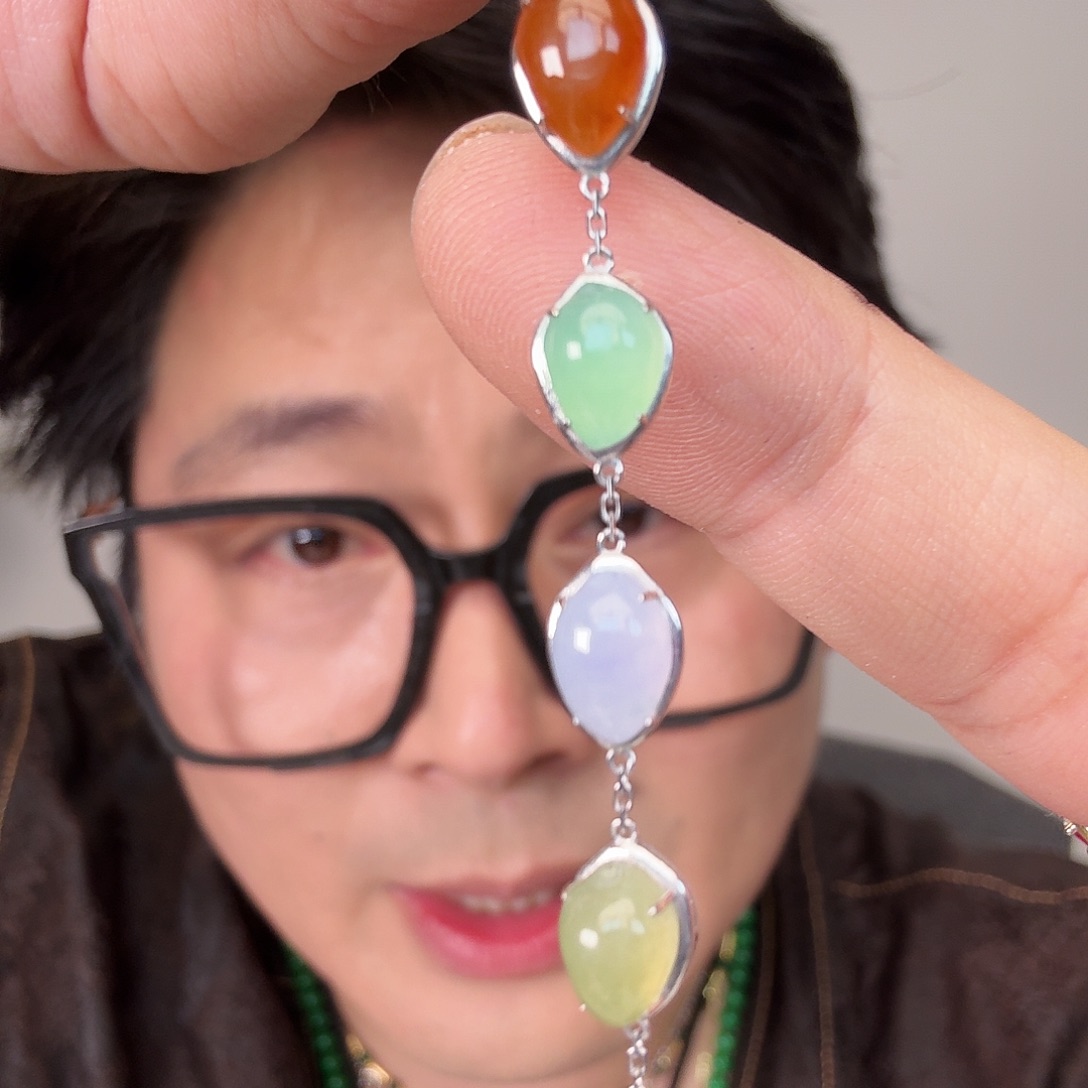 翡翠18K金镶嵌颈饰一件