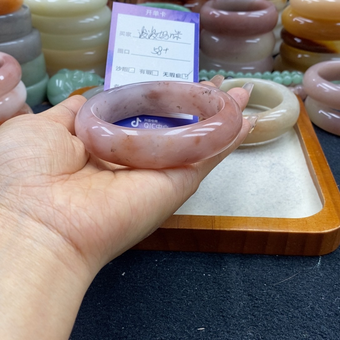 浚***咪石英质玉未镶嵌手镯