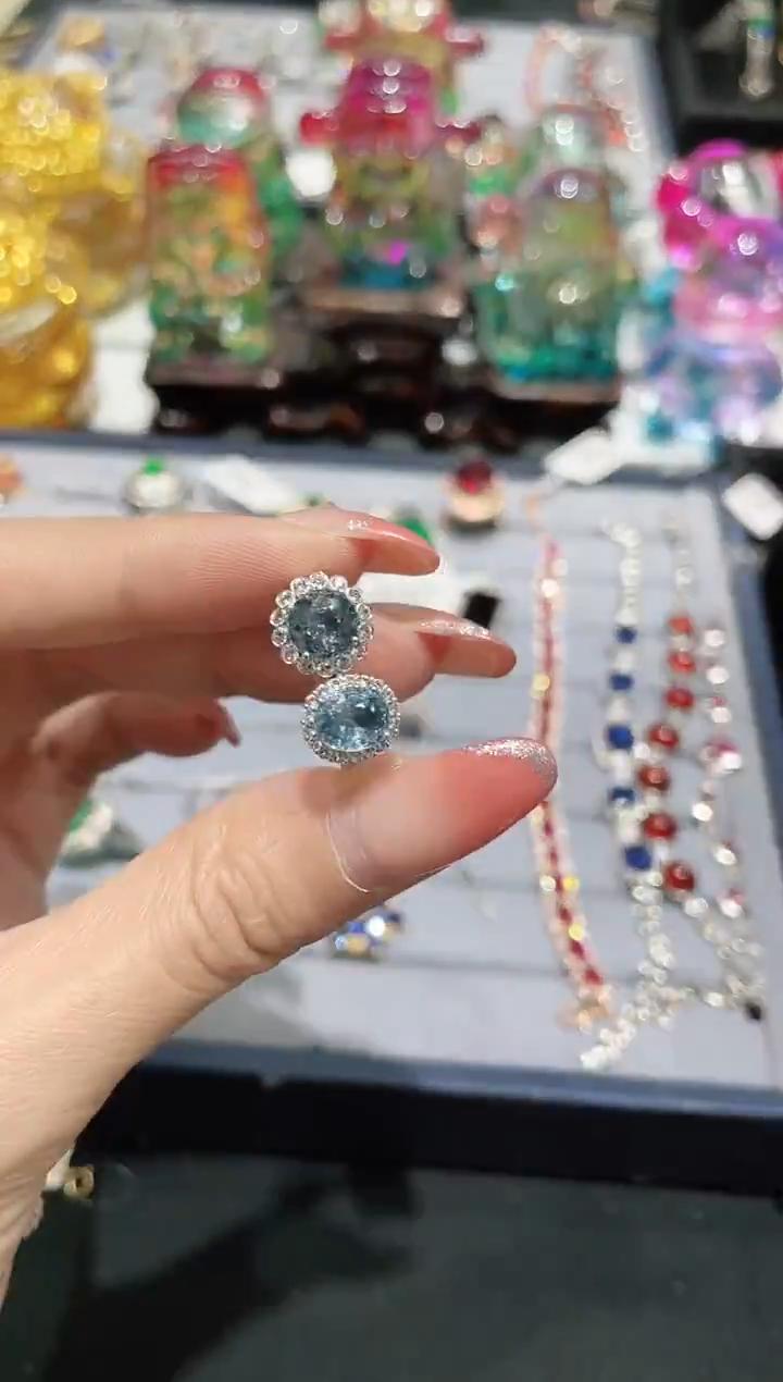 18K金镶嵌海蓝宝石戒指