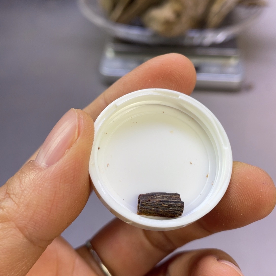 沉香碎屑沉香芽庄紫Q碎料0.14克