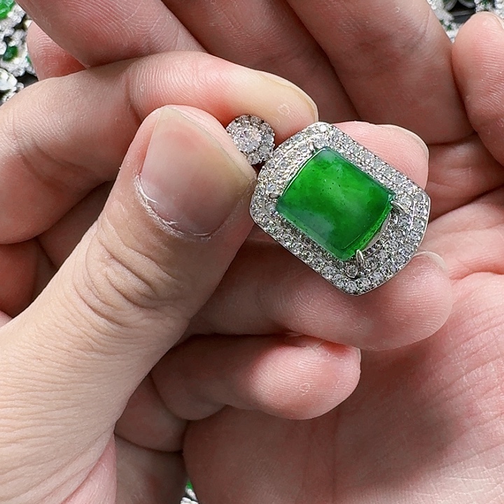 翡翠颈饰未镶嵌天然A货翡翠放漏