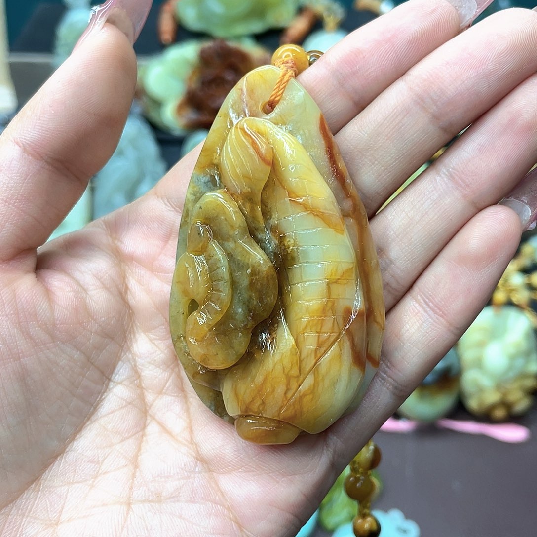 蛇纹石玉挂件未镶嵌