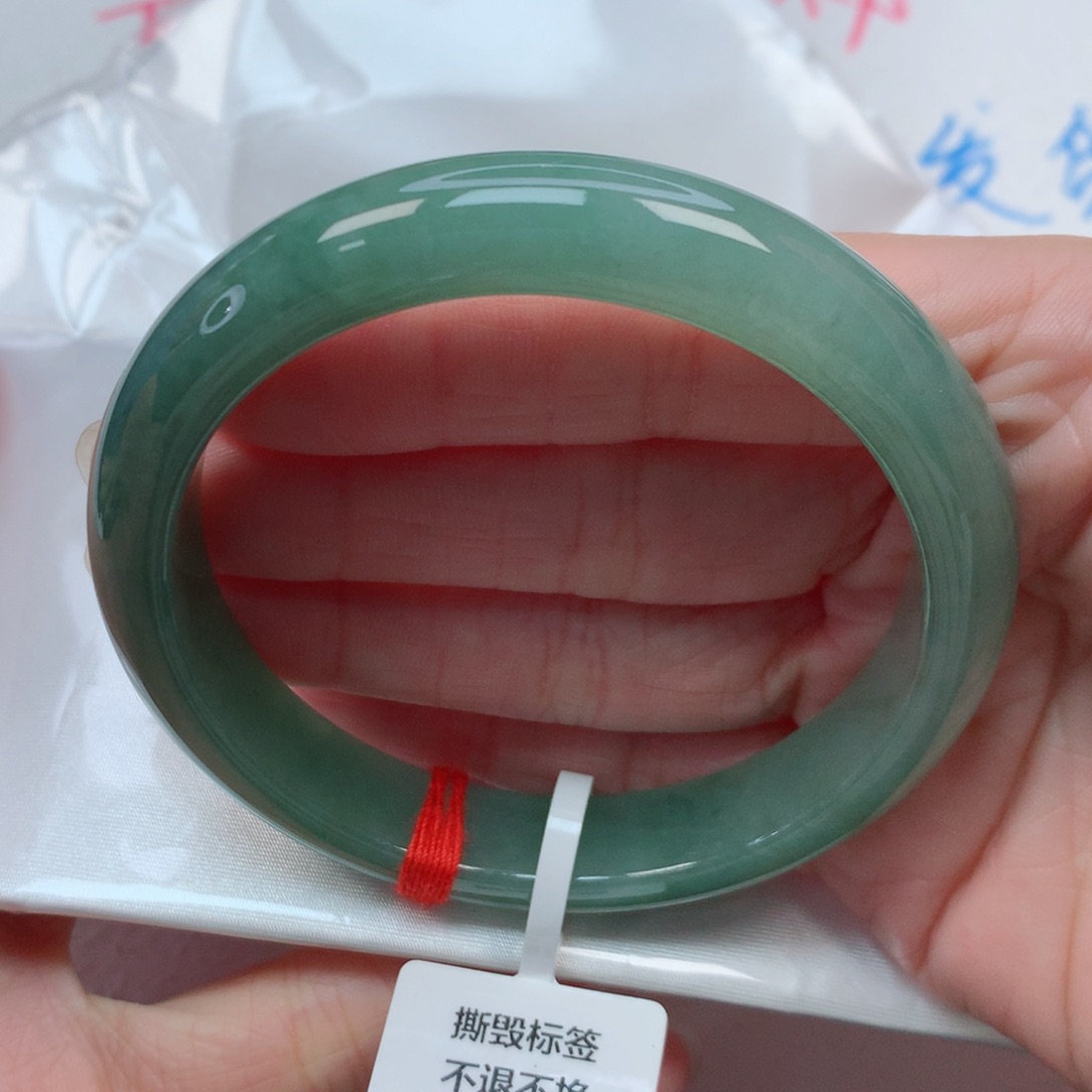 翡翠手镯未镶嵌60圈 油青底