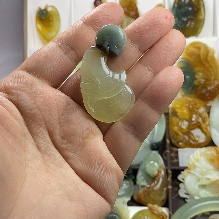 蛇纹石玉未镶嵌颈饰