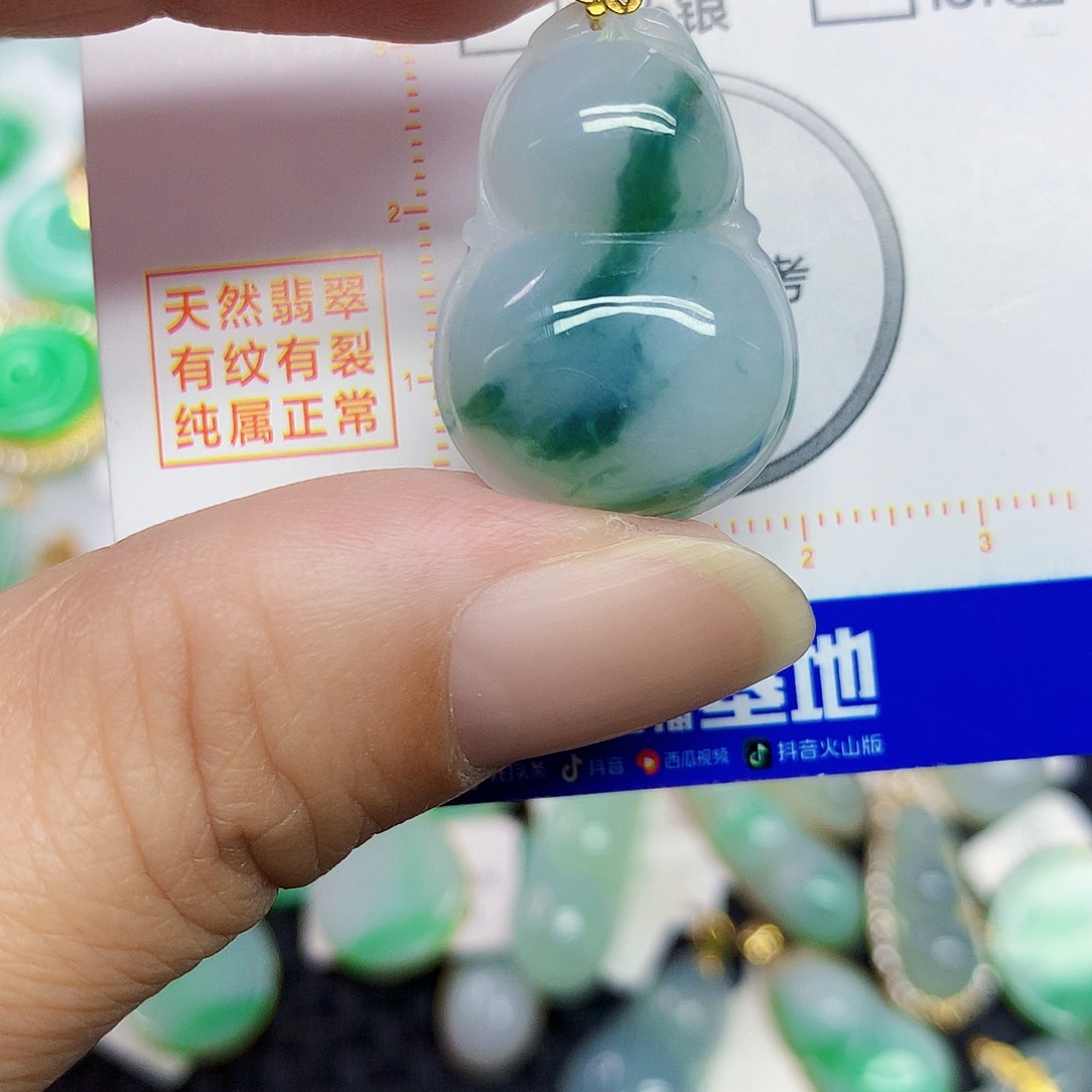 翡翠18K金镶嵌颈饰葫芦
