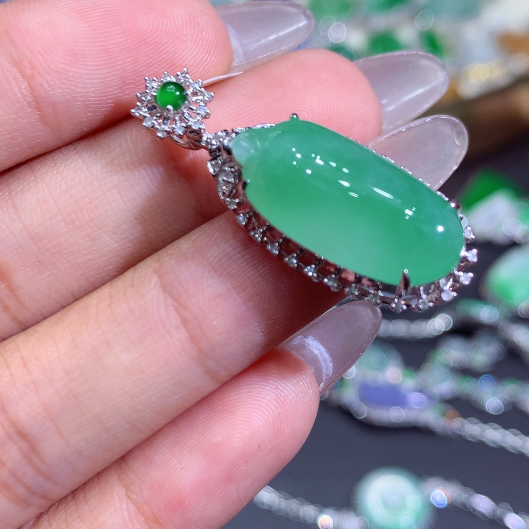 翡翠吊坠(赠链)18K金镶嵌