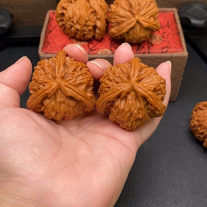 弹***牛把件文玩核桃白奔