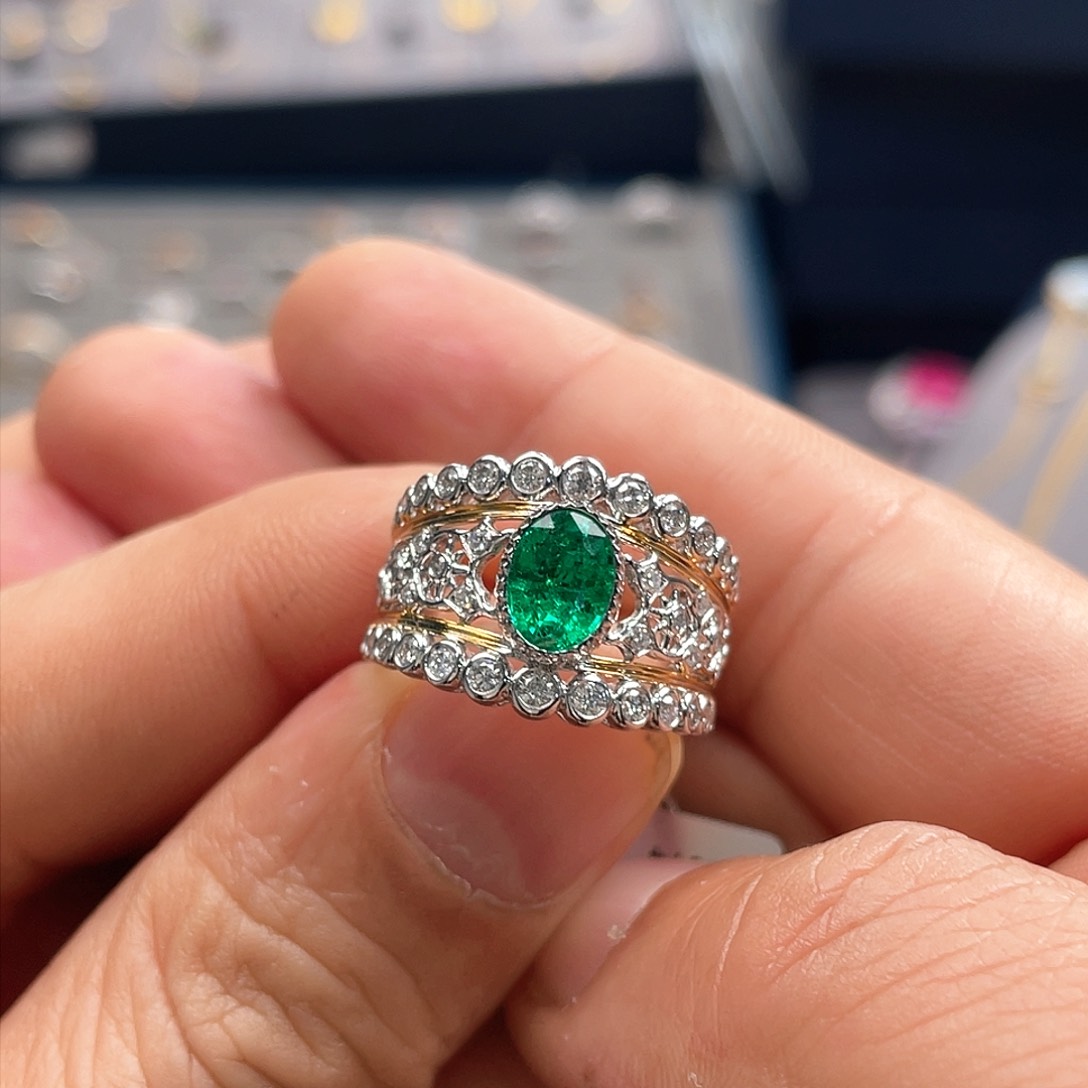 祖母绿戒指18K金镶嵌