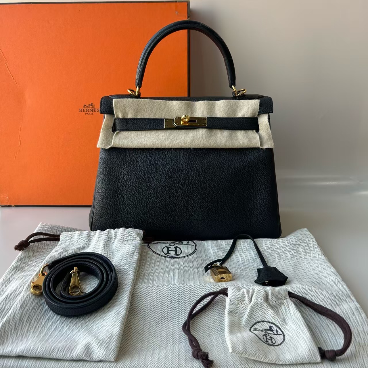 99新 Hermes/爱马仕  kelly28 鳄鱼皮手柄拼黑色 金扣 togo皮 C刻