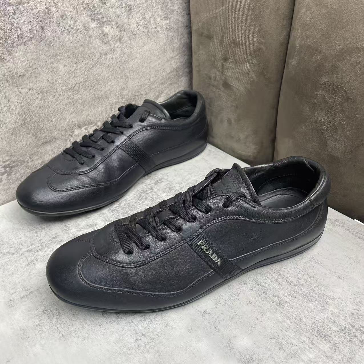 95新 Prada/普拉达 黑色皮革侧翼logo时尚百搭舒适板鞋/41码