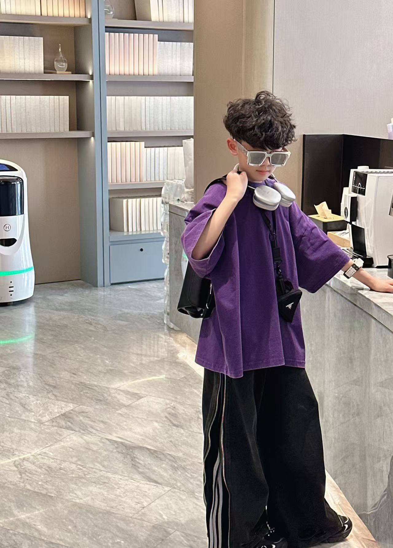 【蜡小新】【超显白的紫】高街工艺款韩版宽松圆领短袖T恤，模特穿140