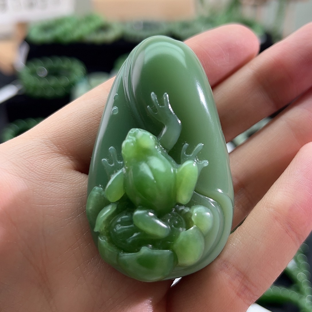 和田玉颈饰未镶嵌碧玉-粉青-呱呱来财