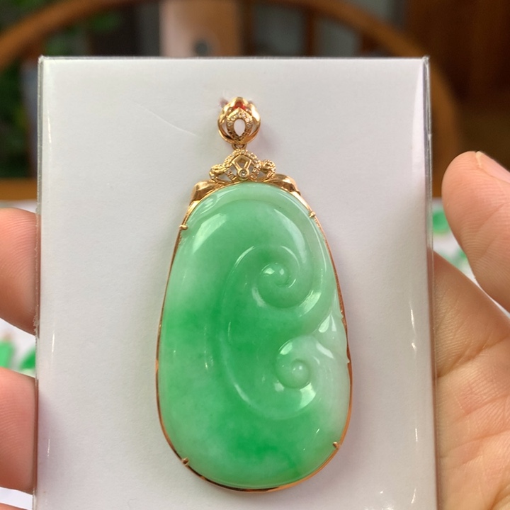 翡翠18K金镶嵌颈饰翡翠吊坠