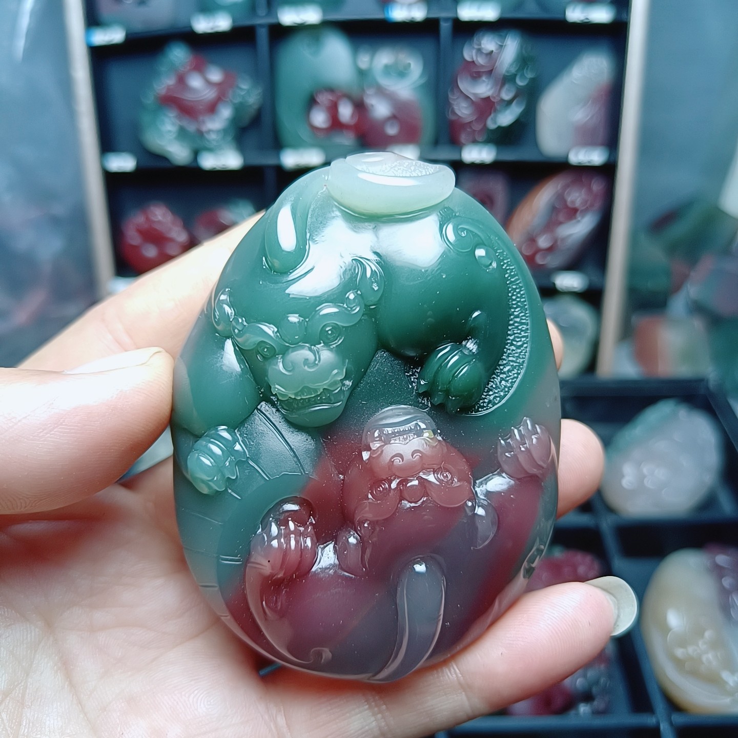 秦紫玉纯手工雕刻手把件选用秦紫玉牛槽洼矿口料子设计雕刻