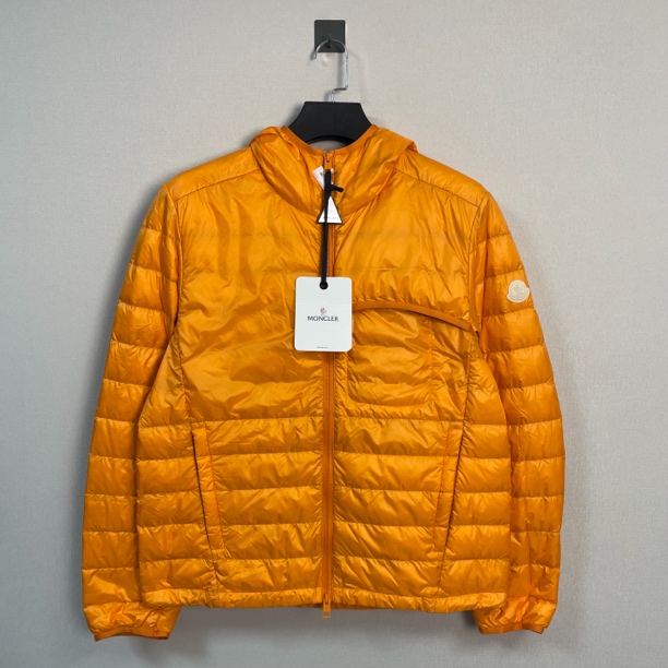 未使用 MONCLER 盟可睐新款徽标连帽羽绒服/1码/原吊牌/价12700