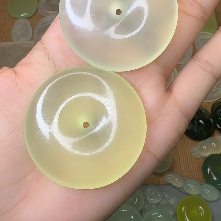 蛇纹石玉未镶嵌颈饰