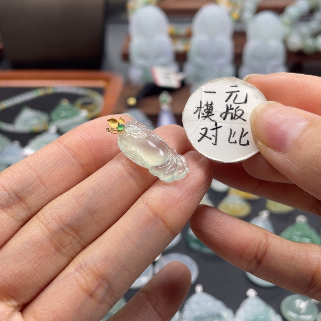 i***i翡翠未镶嵌颈饰鱼