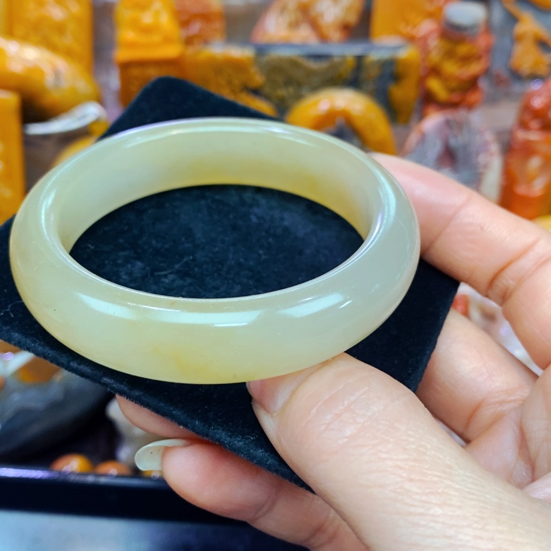 未镶嵌石英质玉（黄龙玉）颈饰