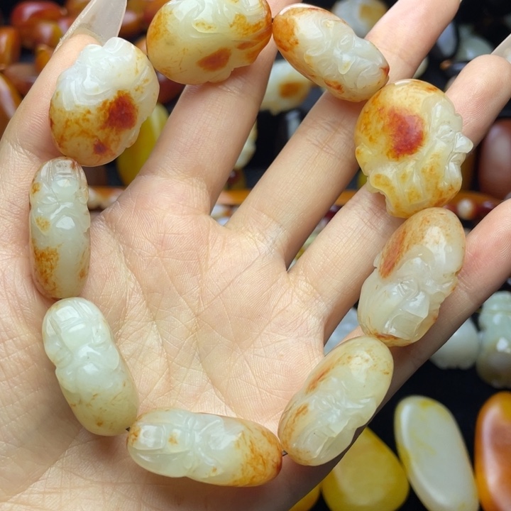 每***容和田玉未镶嵌手链