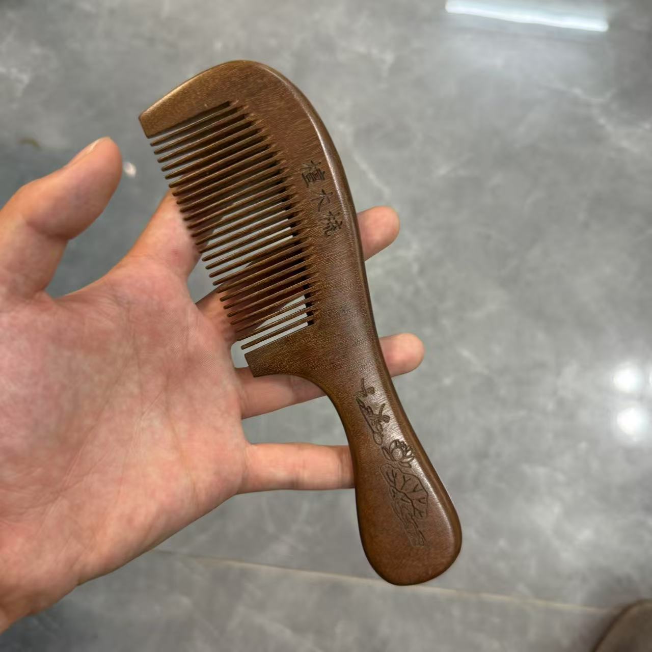 天然檀木手工雕刻梳子—多样性发一