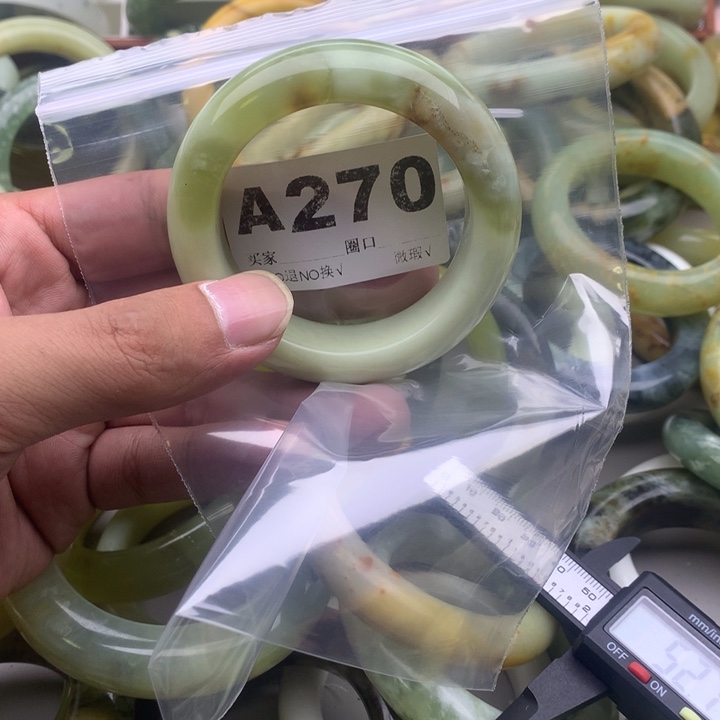 笨***笨未镶嵌蛇纹石玉手镯