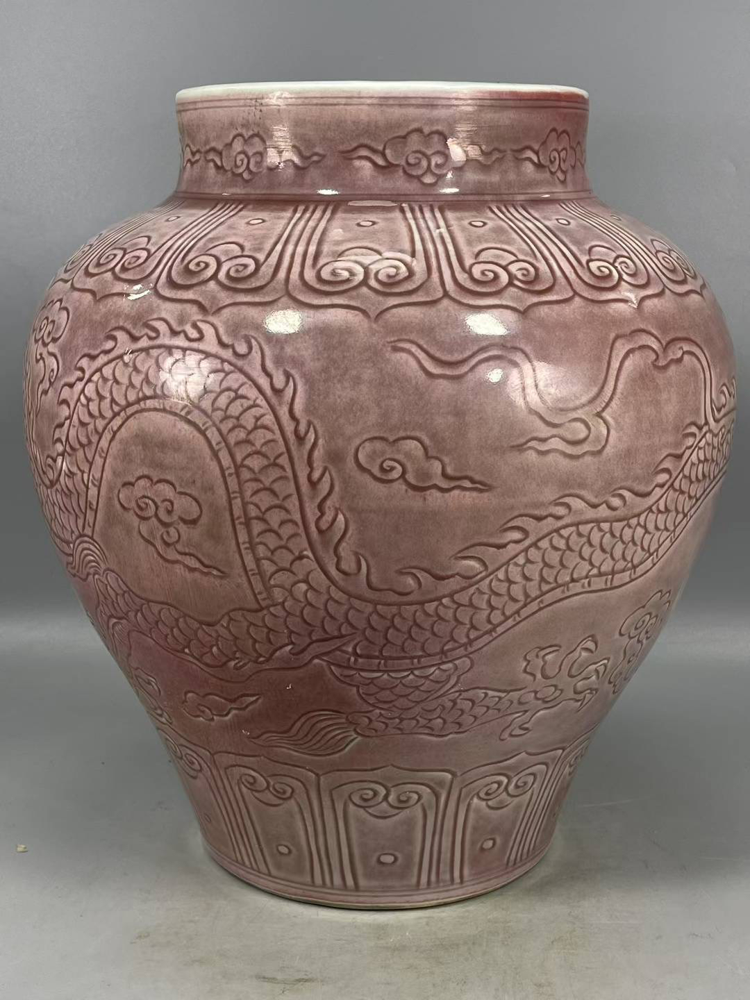 釉里红暗刻龙纹罐
