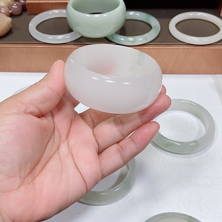 雨***你石英质玉未镶嵌手镯