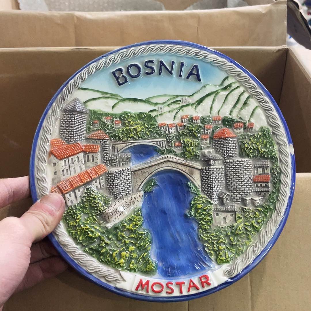 摆件磕碰。封釉。