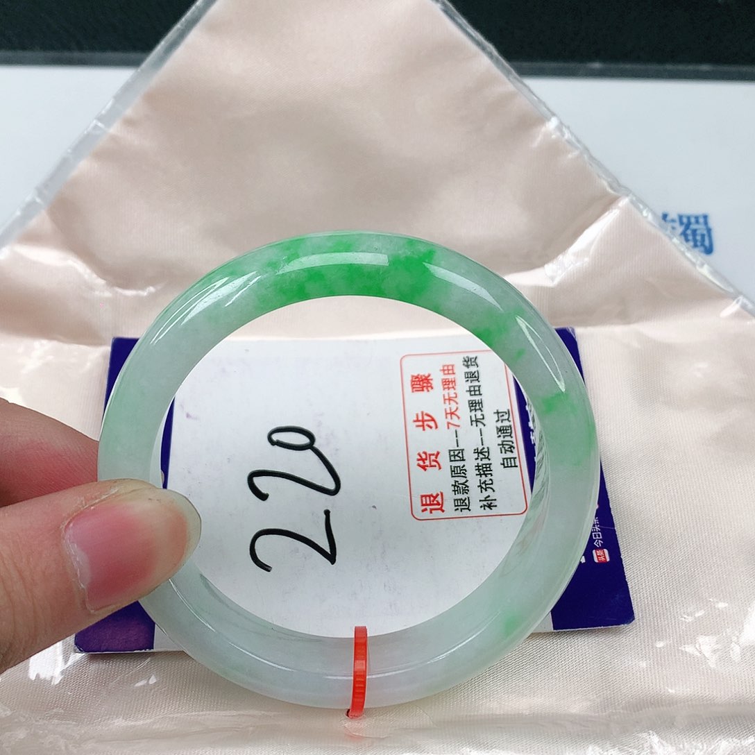 翡翠手镯未镶嵌翡翠