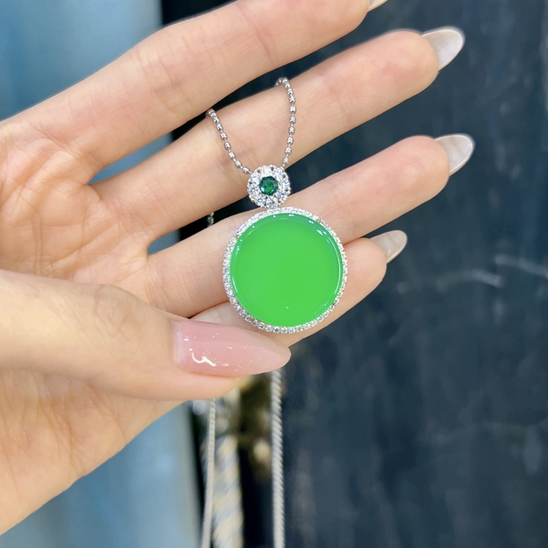 铜合金锆石吊坠 经典绿顶圆牌吊坠