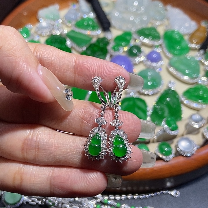 颈饰18K金镶嵌翡翠