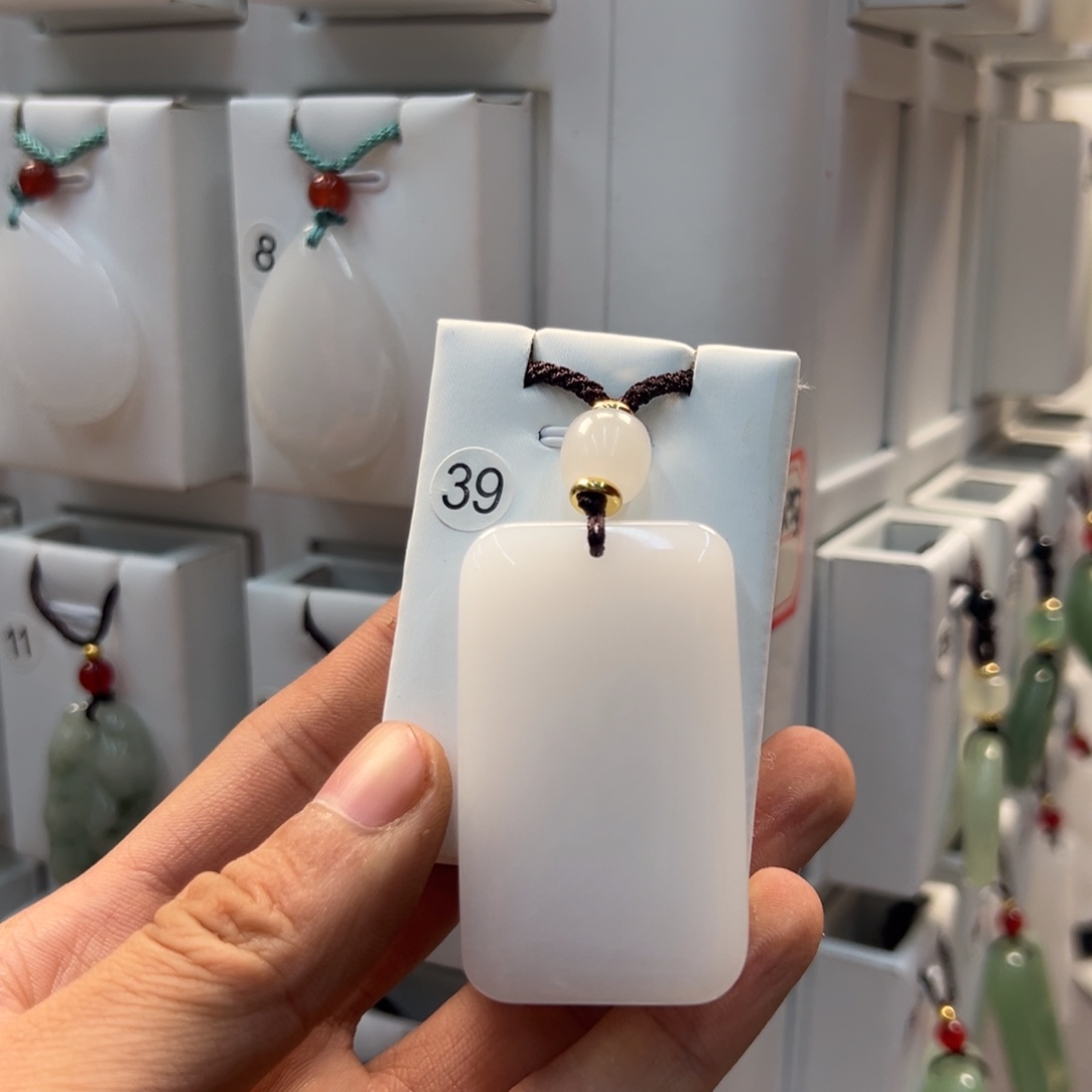 B***n石英质玉合金颈饰