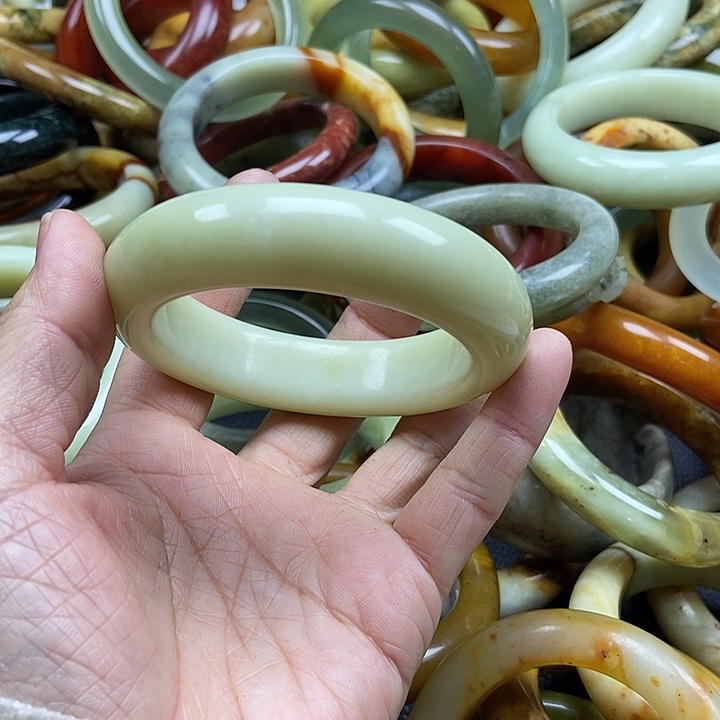 蛇纹石玉手镯未镶嵌我****?