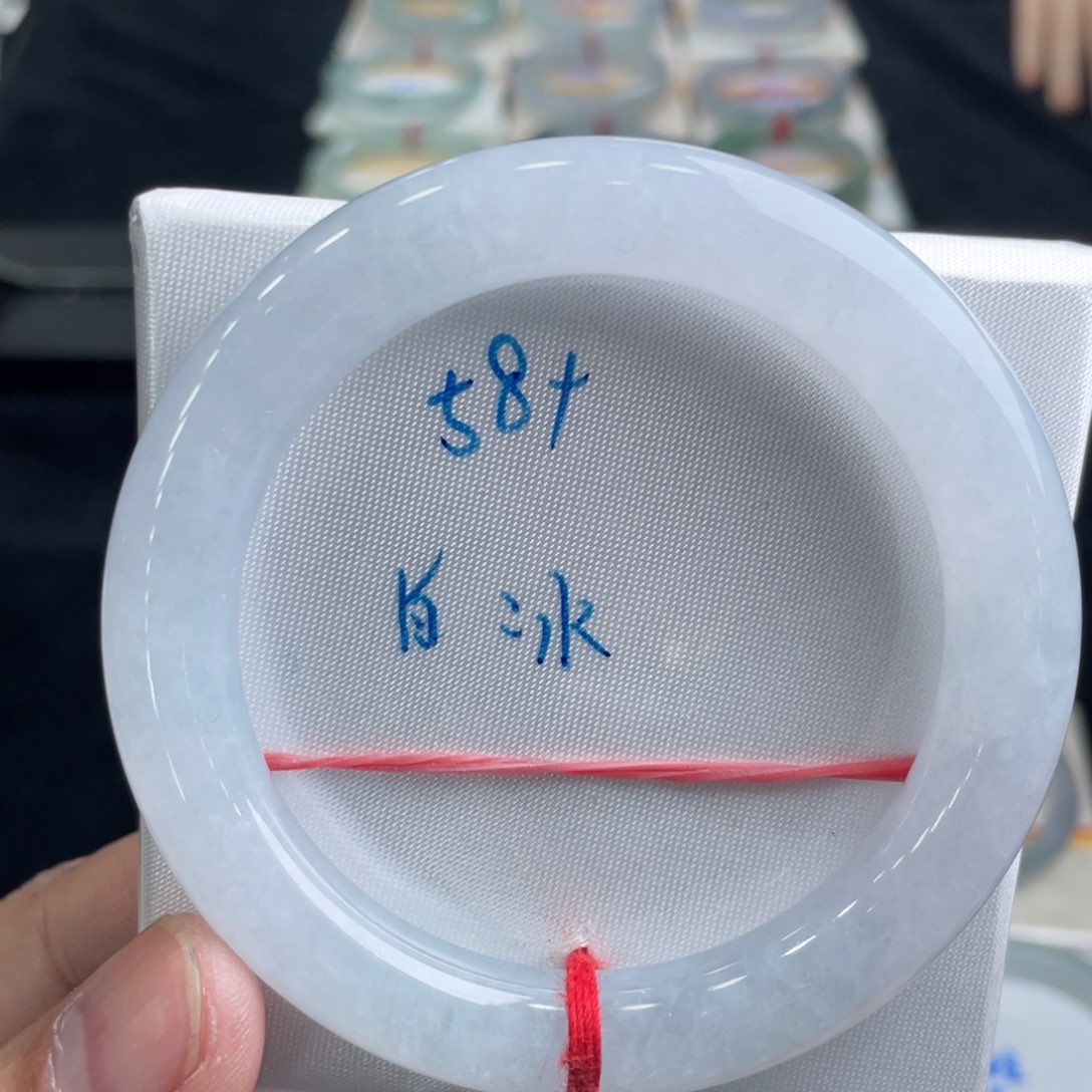 翡翠手镯未镶嵌翡翠手镯