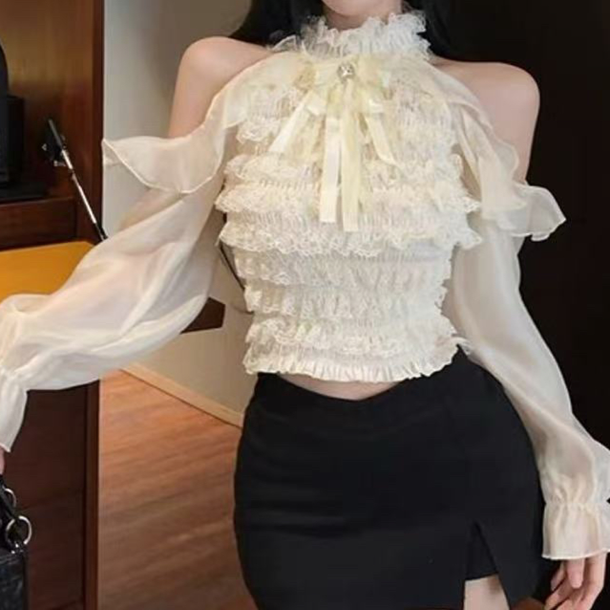 法式蕾丝花边挂脖长袖衬衫女早秋纯欲风显瘦露肩上衣
